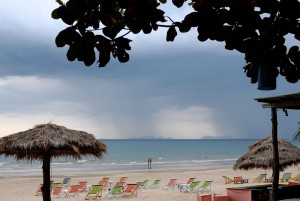 Regn över Phi Phi-öarna