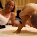 Max visar mamma vad han tycker om att gå och lägga sig...