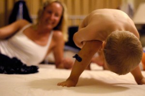 Max visar mamma vad han tycker om att gå och lägga sig...