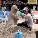 Sandskulptör vid en av restaurangerna på stranden