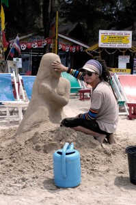 Sandskulptör vid en av restaurangerna på stranden