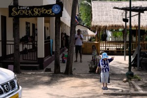 Oskar utanför Sanukskolan