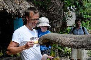 Martin och Max matar dumbo