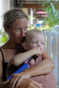 Pillan tröstar Max efter traumat