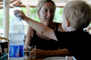 Max försöker rädda vattenflaskan