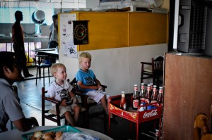 Max och Oskar tittar på Thaiboxning
