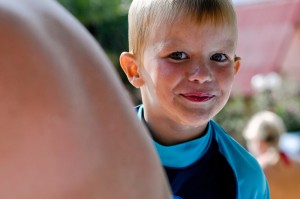 Oskar tittar fram bakom oidentifierad varelse