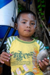 Thailändsk pojke med död blåsfisk