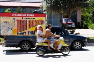 Rullande reklam för Thaiboxning, med speaker och musik. Rullar i 10 km/tim. Alltid. Upp och ner för gatan.