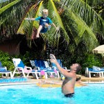 Oskar och poolens lekfarbror, Isak, från bungalow 104