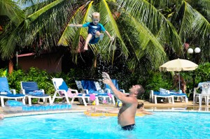 Oskar och poolens lekfarbror, Isak, från bungalow 104