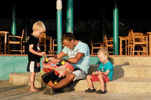 Oskar, Martin och Max lagar sparkbil