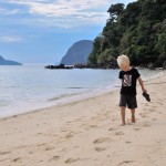 Oskar på stranden vid vår resort