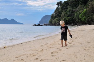 Oskar på stranden vid vår resort