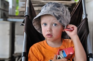 Oväder på gång. Max håller i hatten.