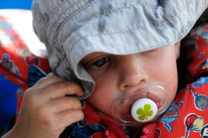 Max håller i hatten