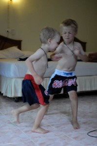Muay Thai! Oskar knockar Max, som inte riktigt är med...