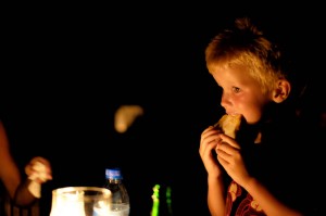 Oskar äter pizza under ett av många strömavbrott