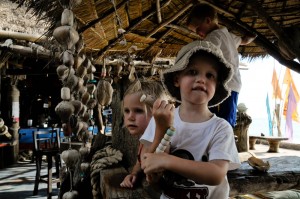 Flora(ny kompis) och Max och Oskar i bakgrunden