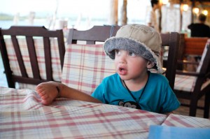 Max visar upp sitt sår som han fick utanför butiken